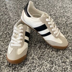Dolce vita size 6.5 7 worn once White and Black retro racer Sneakers